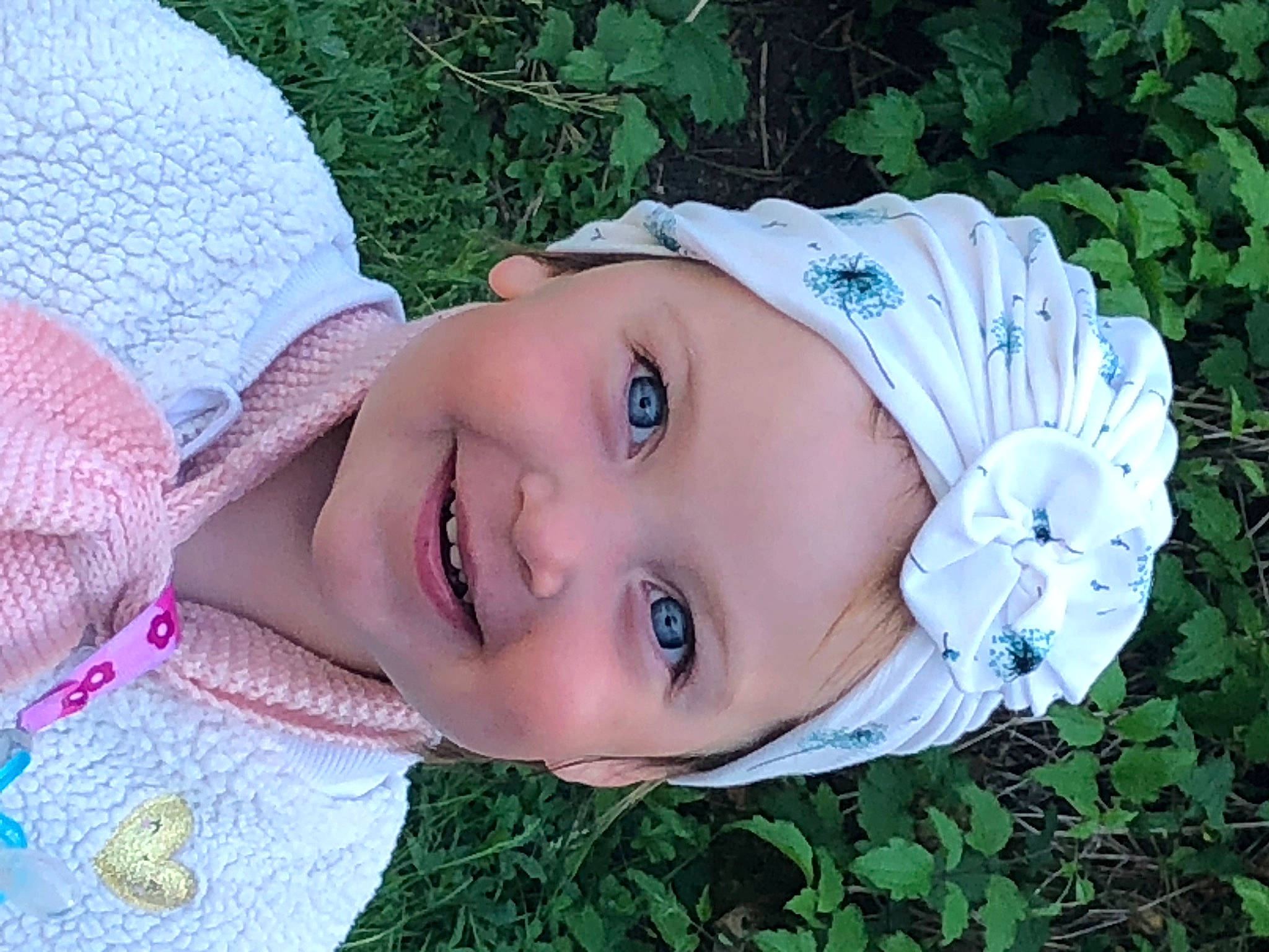 Manon participe au concours pour gagner de l'argent avec cette photo : eye, eyebrow, eyelash, face, flash_photography, grass, happy, hat, headgear, headwear, iris, joy, leaf, lip, nose, people_in_nature, person, plant, skin, smile