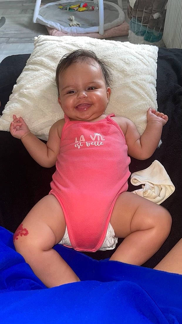 Gioia participe au concours pour gagner de l'argent avec cette photo : baby_toddler_clothing, cheek, comfort, face, facial_expression, finger, happy, joy, knee, lap, leg, mouth, muscle, person, pink, shoulder, skin, smile, stomach, thigh