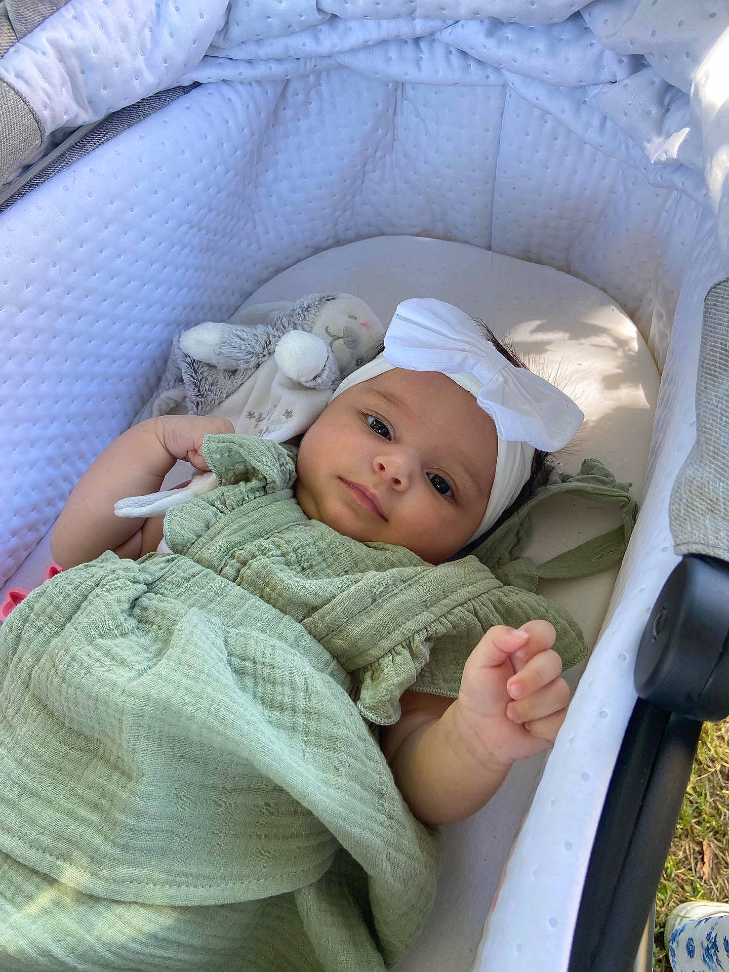 Gioia a rejoint le concours — aidez-le/la à gagner de superbes lots ! auto_part, baby, baby_carriage, baby_products, baby_safety, baby_sleeping, baby_toddler_clothing, cap, car_seat, cheek, child, comfort, hat, headgear, headwear, infant_bed, linens, person, sitting, skin