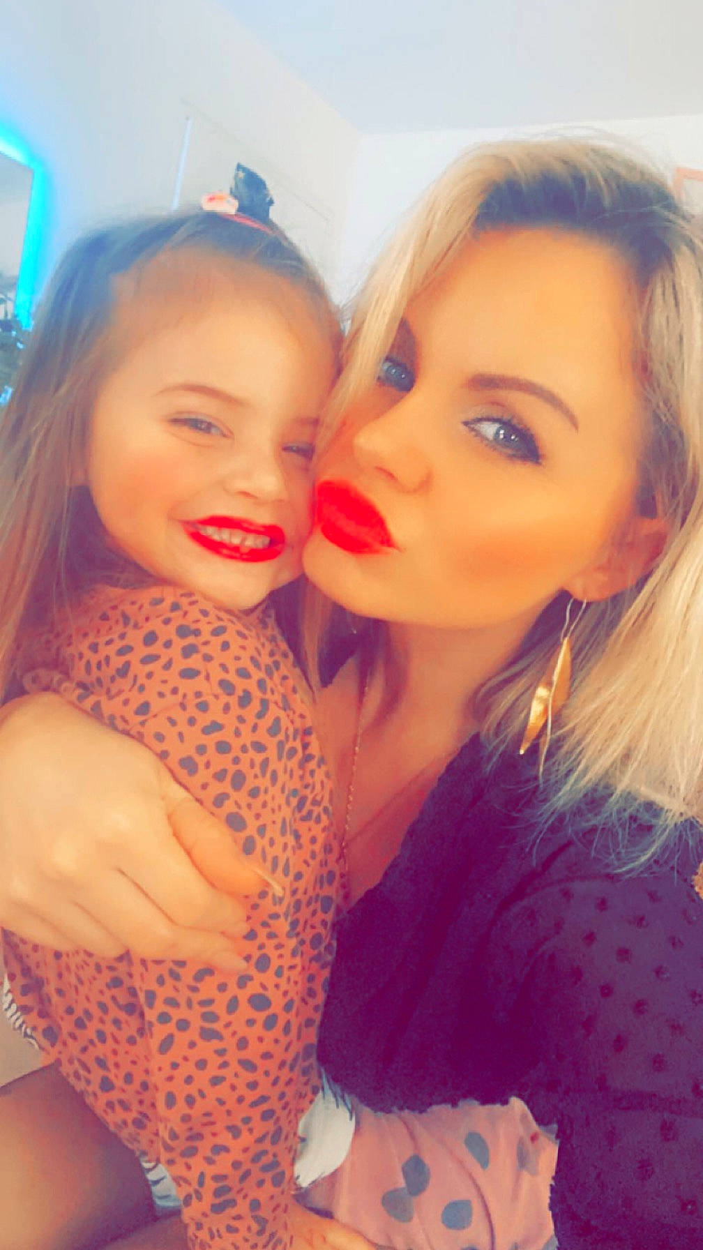 Stella-rose a rejoint le concours — aidez-le/la à gagner de superbes lots ! event, eyebrow, eyelash, fashion_design, flash_photography, fun, gesture, happy, iris, joy, layered_hair, lip, lip_gloss, lipstick, long_hair, mouth, nail, nose, person, shoulder