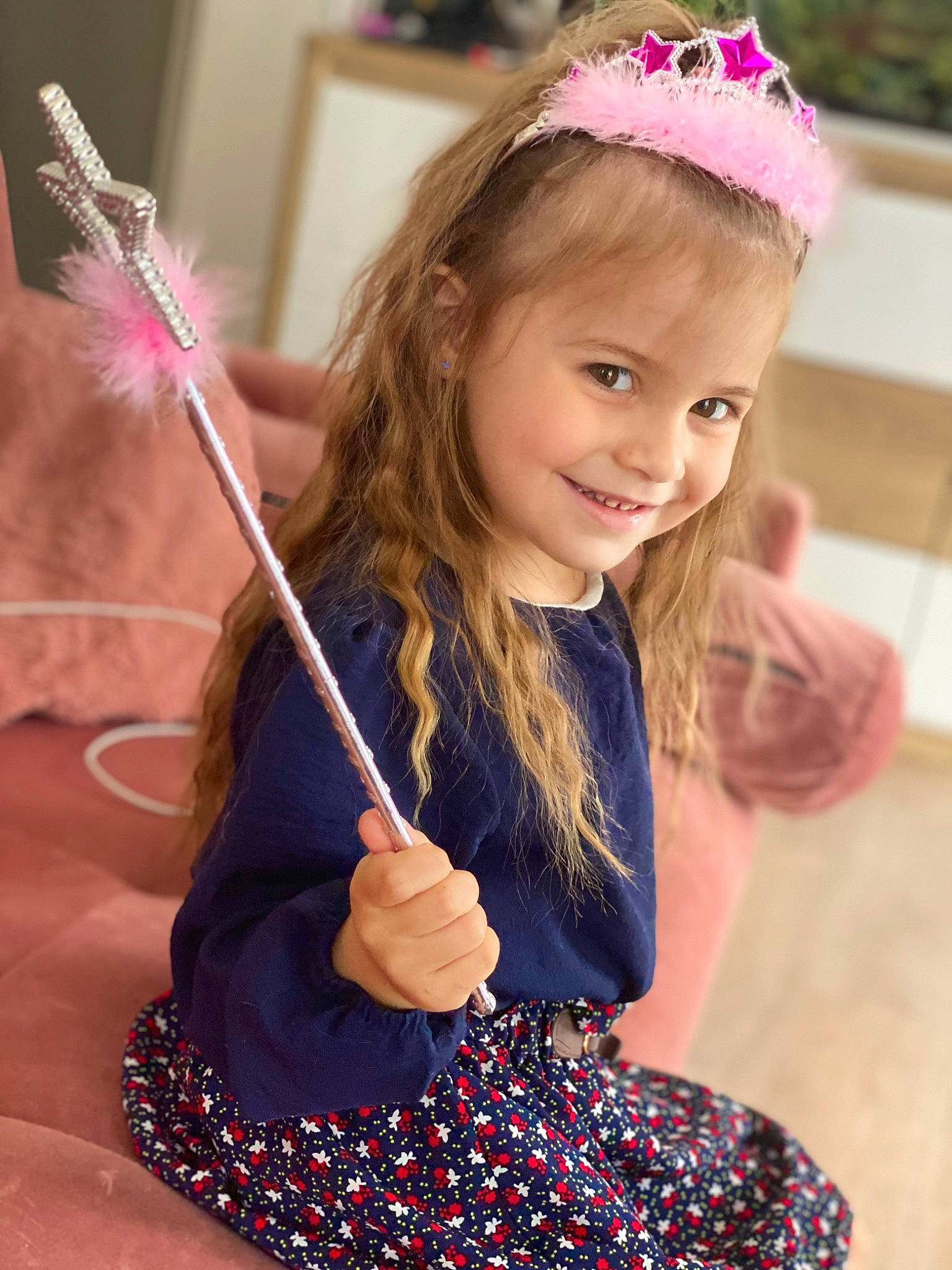 Stella-rose a rejoint le concours — aidez-le/la à gagner de superbes lots ! beauty, blond, child, electric_blue, facial_expression, fashion, fashion_design, fun, hairstyle, happy, joy, long_hair, magenta, person, photograph, pink, purple, sleeve, smile, snapshot