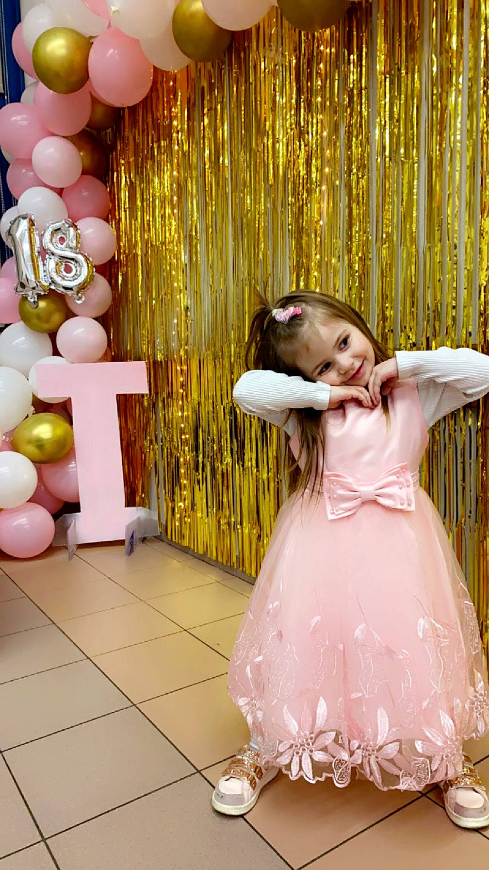 Stella-rose a rejoint le concours — aidez-le/la à gagner de superbes lots ! baby_toddler_clothing, balloon, child, decoration, event, facial_expression, fashion_design, flash_photography, flooring, fun, happy, joy, magenta, one_piece_garment, party_supply, peach, people, person, pink, ruffle