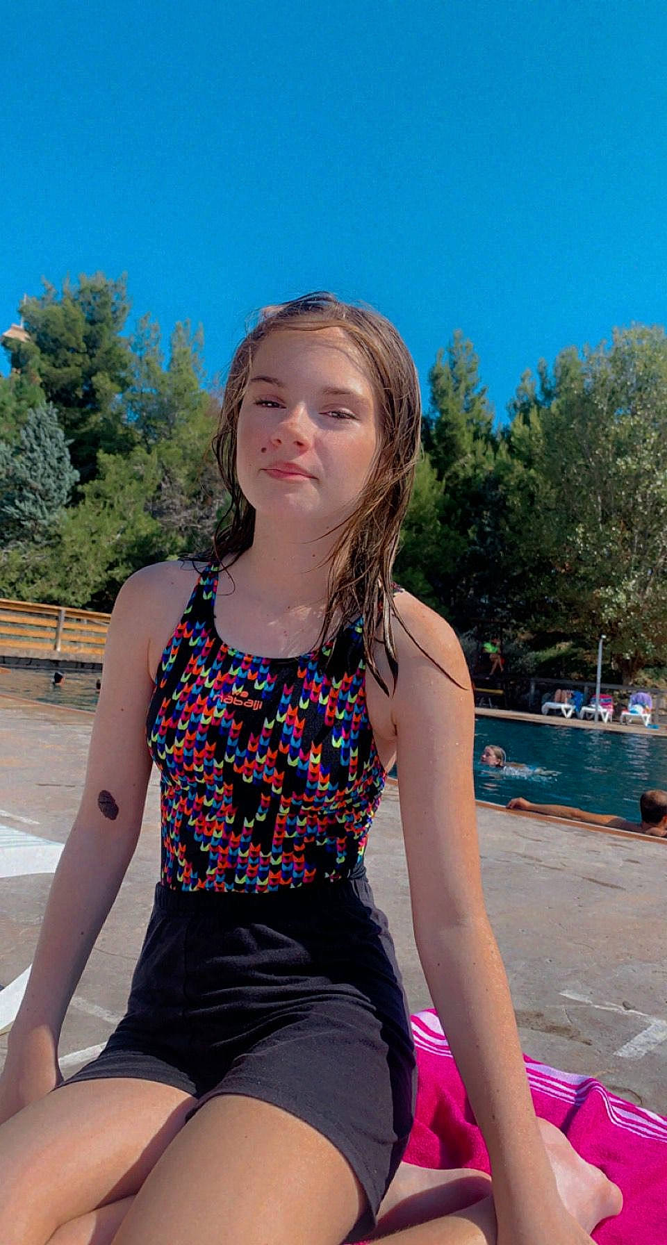 Manon a rejoint le concours — aidez-le/la à gagner de superbes lots ! beauty, brown_hair, electric_blue, fun, happy, human_leg, knee, leisure, magenta, pattern, person, pink, recreation, shoulder, sitting, sky, sleeve, sleeveless_shirt, thigh, tree