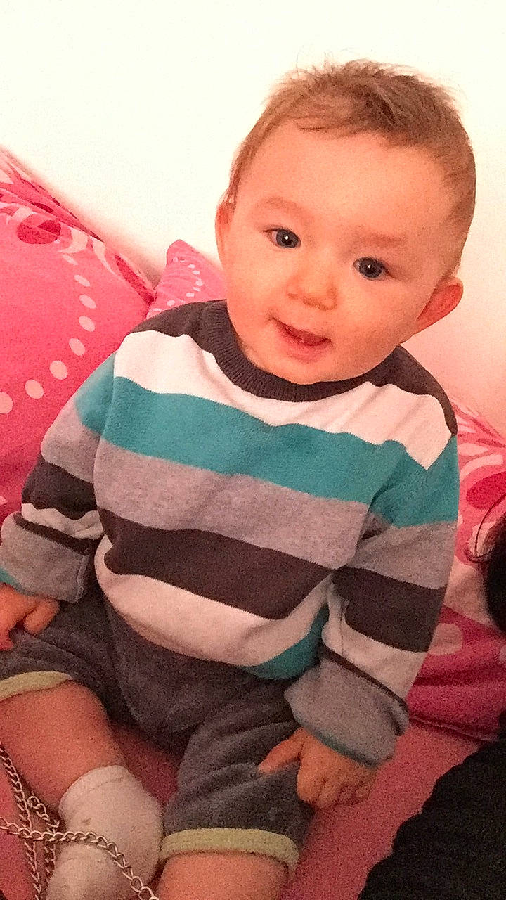 Shaun a rejoint le concours — aidez-le/la à gagner de superbes lots ! baby, baby_toddler_clothing, cheek, child, eye, face, head, lip, nose, person, pink, sitting, skin, sleeve, smile, toddler