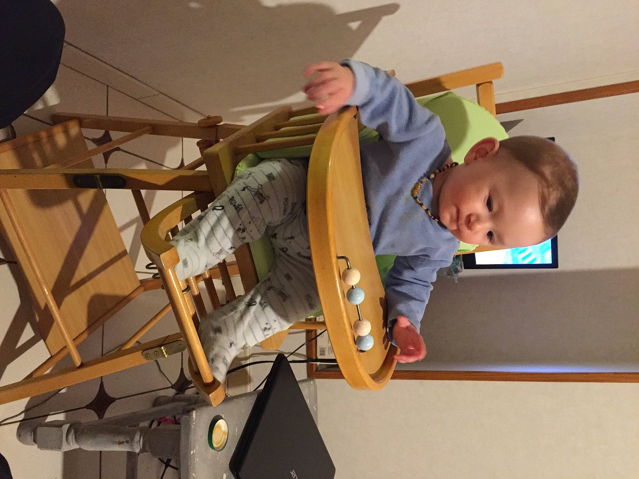 Shaun participe au concours pour gagner de l'argent avec cette photo : aerospace_engineering, cardboard, ceiling, person