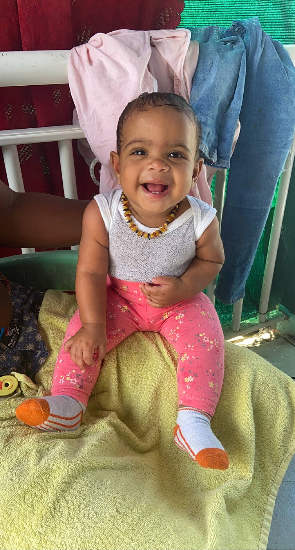 Néfert a rejoint le concours — aidez-le/la à gagner de superbes lots ! baby_toddler_clothing, chair, child, finger, fun, grass, hairstyle, happy, joy, leg, mammal, organ, person, pink, skin, sleeve, smile, textile, thigh, toddler