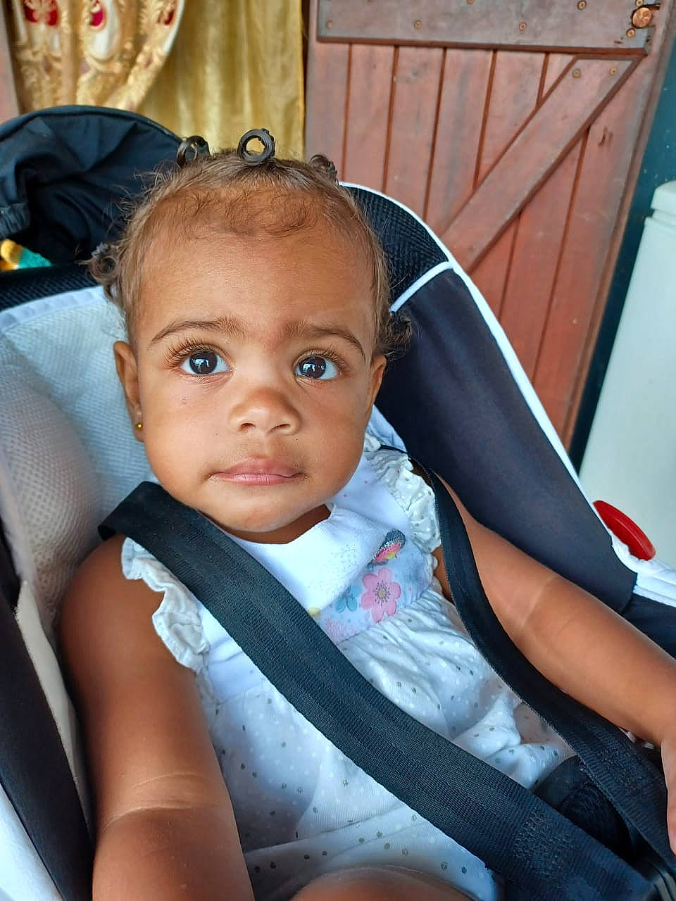 Néfert a rejoint le concours — aidez-le/la à gagner de superbes lots ! baby, baby_carriage, baby_toddler_clothing, black_hair, cheek, child, comfort, ear, eye, eyebrow, eyelash, fun, happy, head, iris, person, seat_belt, sitting, skin, smile