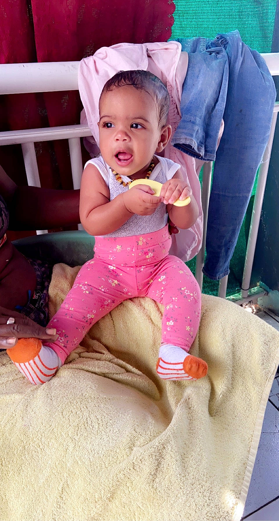 Néfert participe au concours pour gagner de l'argent avec cette photo : baby, baby_toddler_clothing, chair, child, comfort, eye, face, happy, head, iris, lap, leg, magenta, person, pink, skin, sleeve, smile, sock, thigh