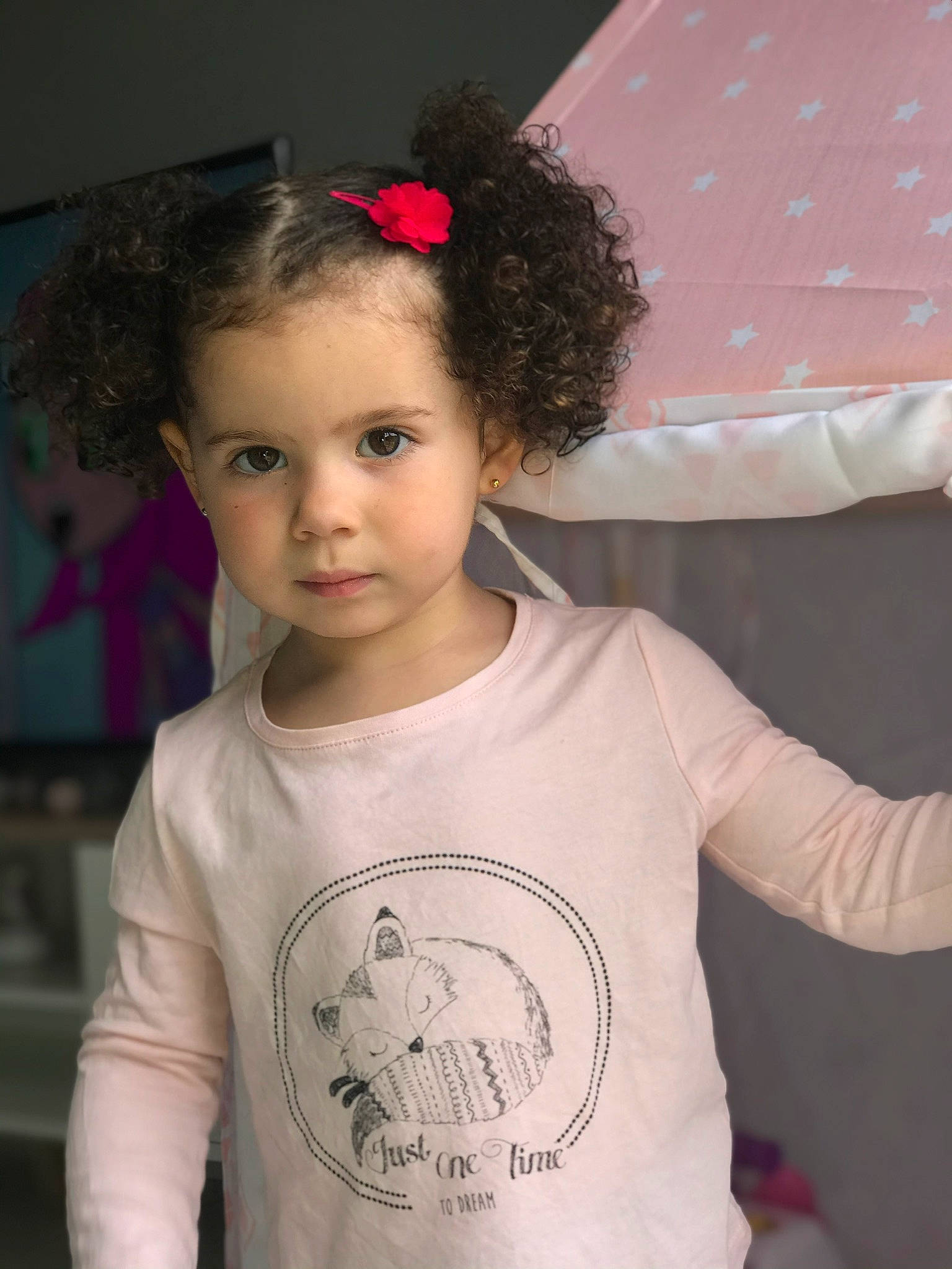 Maddie a rejoint le concours — aidez-le/la à gagner de superbes lots ! black, cheek, chin, cool, eye, eyebrow, face, flash_photography, hair, happy, head, lip, neck, organ, person, photograph, shoulder, skin, sleeve, standing