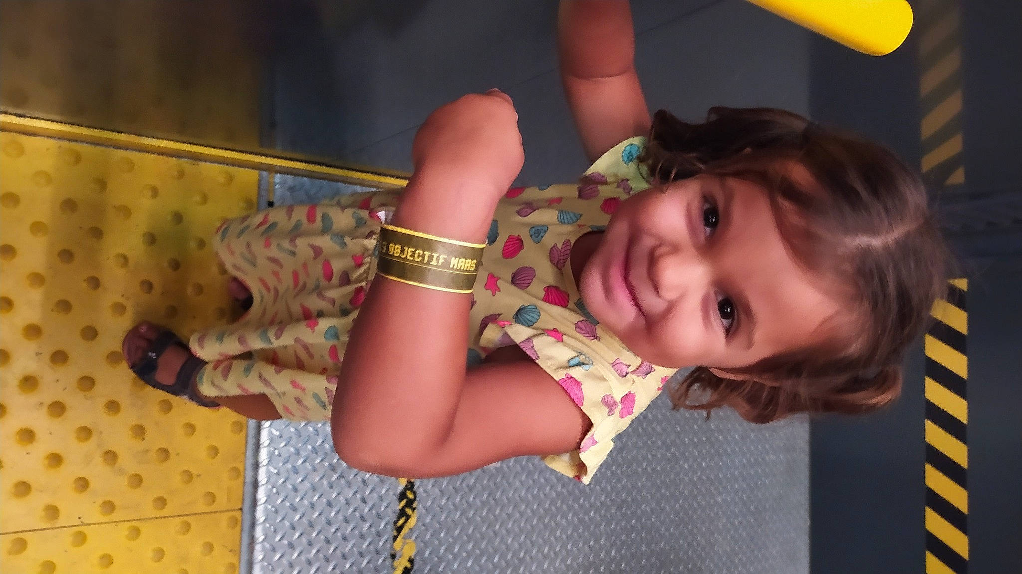 Héloïse a rejoint le concours — aidez-le/la à gagner de superbes lots ! black_hair, child, elbow, finger, fun, gesture, happy, iris, joy, leisure, long_hair, mouth, nose, person, pink, skin, smile, thigh, thumb, toddler