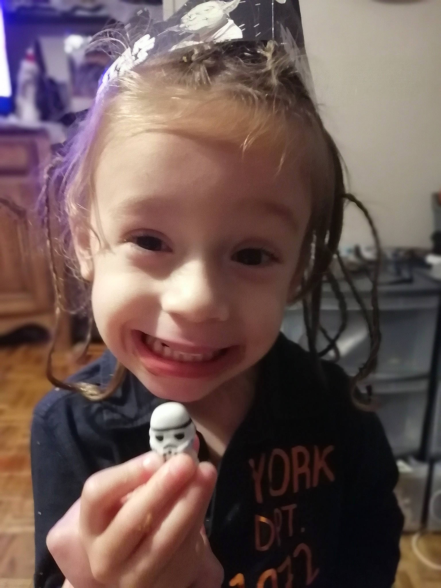Lizzio participe au concours pour gagner de l'argent avec cette photo : blond, chair, cheek, child, ear, eyelash, finger, fun, gesture, hair, hairstyle, happy, iris, joy, lip, nose, person, skin, smile, snapshot