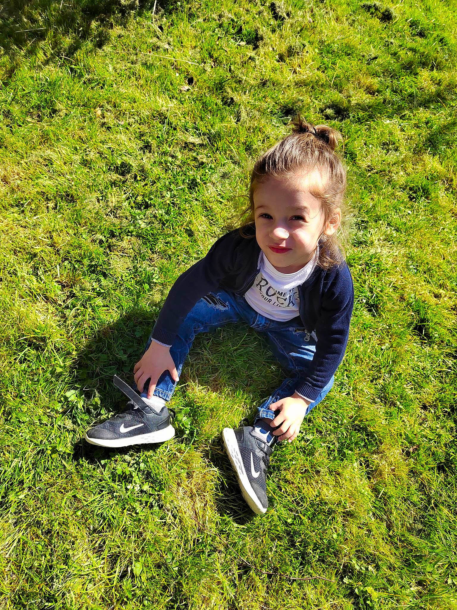 Lizzio participe au concours pour gagner de l'argent avec cette photo : baby_toddler_clothing, botany, footwear, grass, grass_family, grassland, groundcover, happy, joy, lawn, leaf, leisure, meadow, people_in_nature, person, plant, recreation, shoe, smile, sneakers