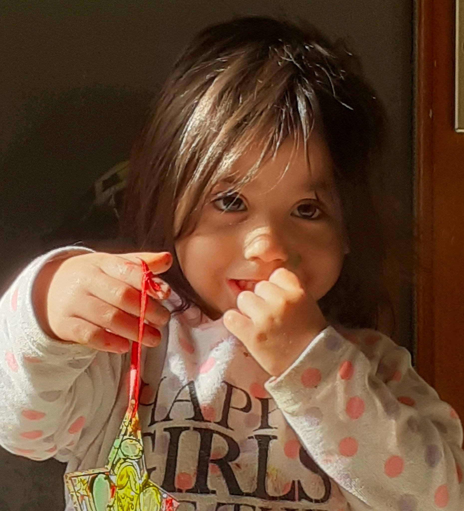 Laila participe au concours pour gagner de l'argent avec cette photo : arm, baby, baby_toddler_clothing, bangs, brown_hair, cheek, eyelash, finger, gesture, hand, happy, human_body, lip, neck, nose, person, sleeve, sweetness, t_shirt, thumb