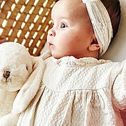 Luna a rejoint le concours — aidez-le/la à gagner de superbes lots ! baby, basket, bow, bunny, celebration, child, clothing, cute, flower_shape, headband, indoors, infant, plush_toy, portrait, side_view, soft_light, stuffed_animal, textile, wooden_plaque, woven