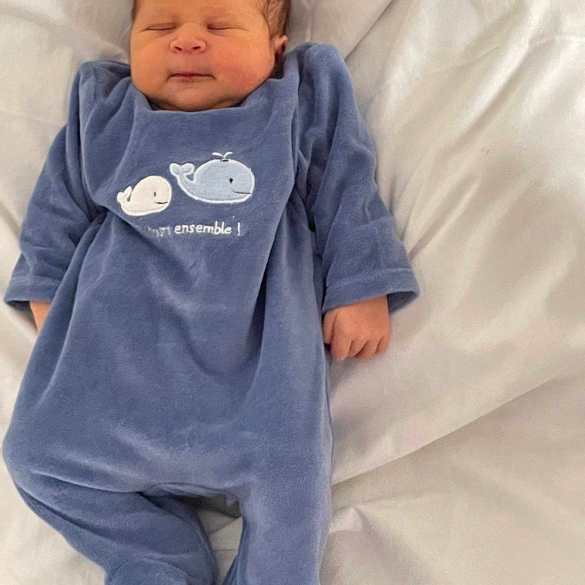 Paula a rejoint le concours — aidez-le/la à gagner de superbes lots ! baby, blanket, clothing, face, head, newborn, pajamas, person, photography, portrait, sleeping, sleeve, yawning