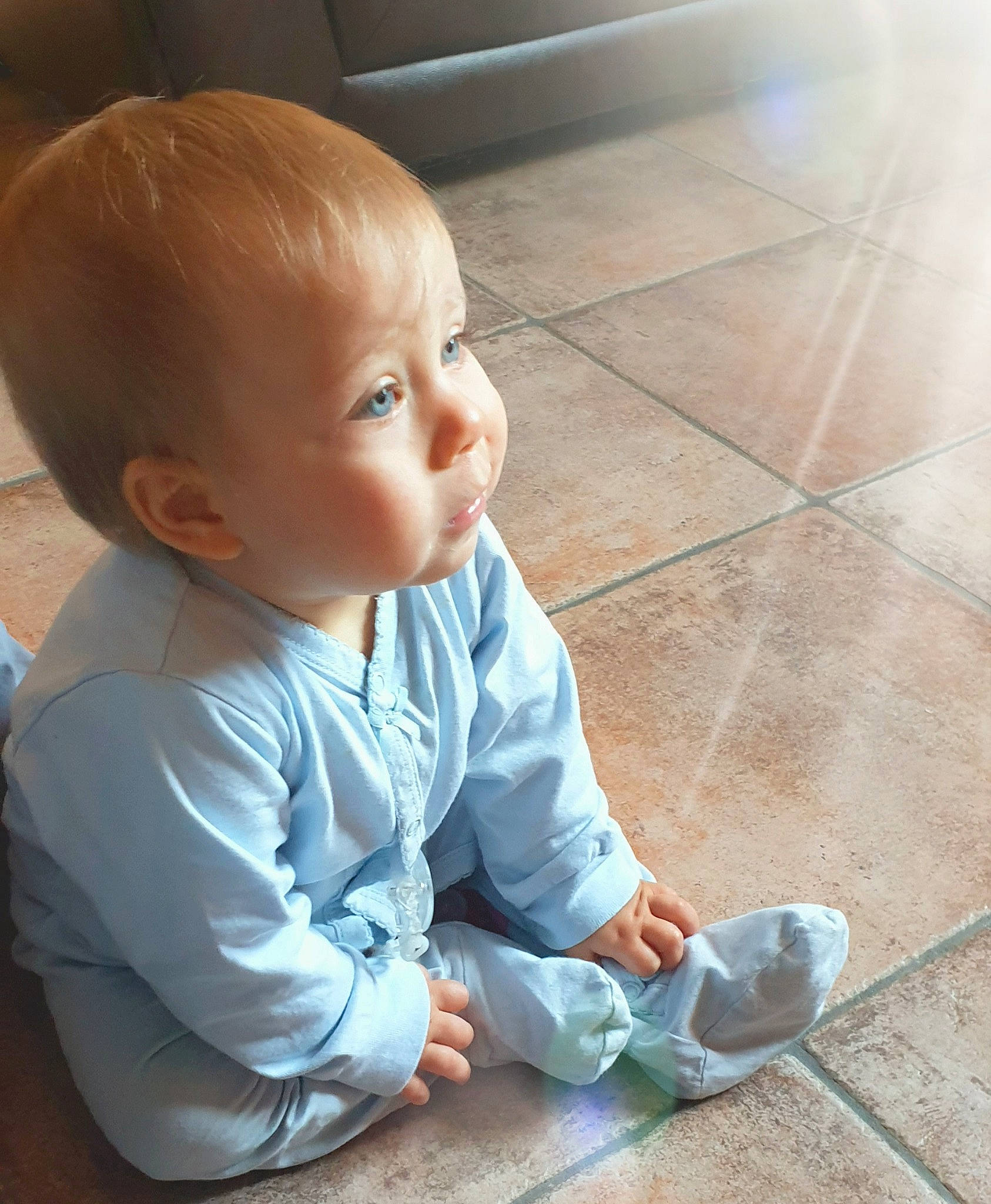 Anna Lesia participe au concours pour gagner de l'argent avec cette photo : baby, child, floor, flooring, person, play, sitting, skin, smile, toddler