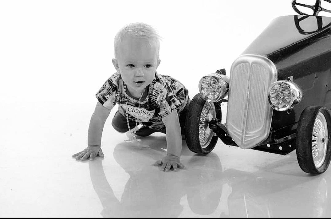 Jackson a rejoint le concours — aidez-le/la à gagner de superbes lots ! automotive_design, automotive_exterior, automotive_lighting, automotive_tire, baby, baby_toddler_clothing, black_and_white, bumper, car, fender, flash_photography, happy, hood, motor_vehicle, person, style, tire, toddler, vehicle, vehicle_door