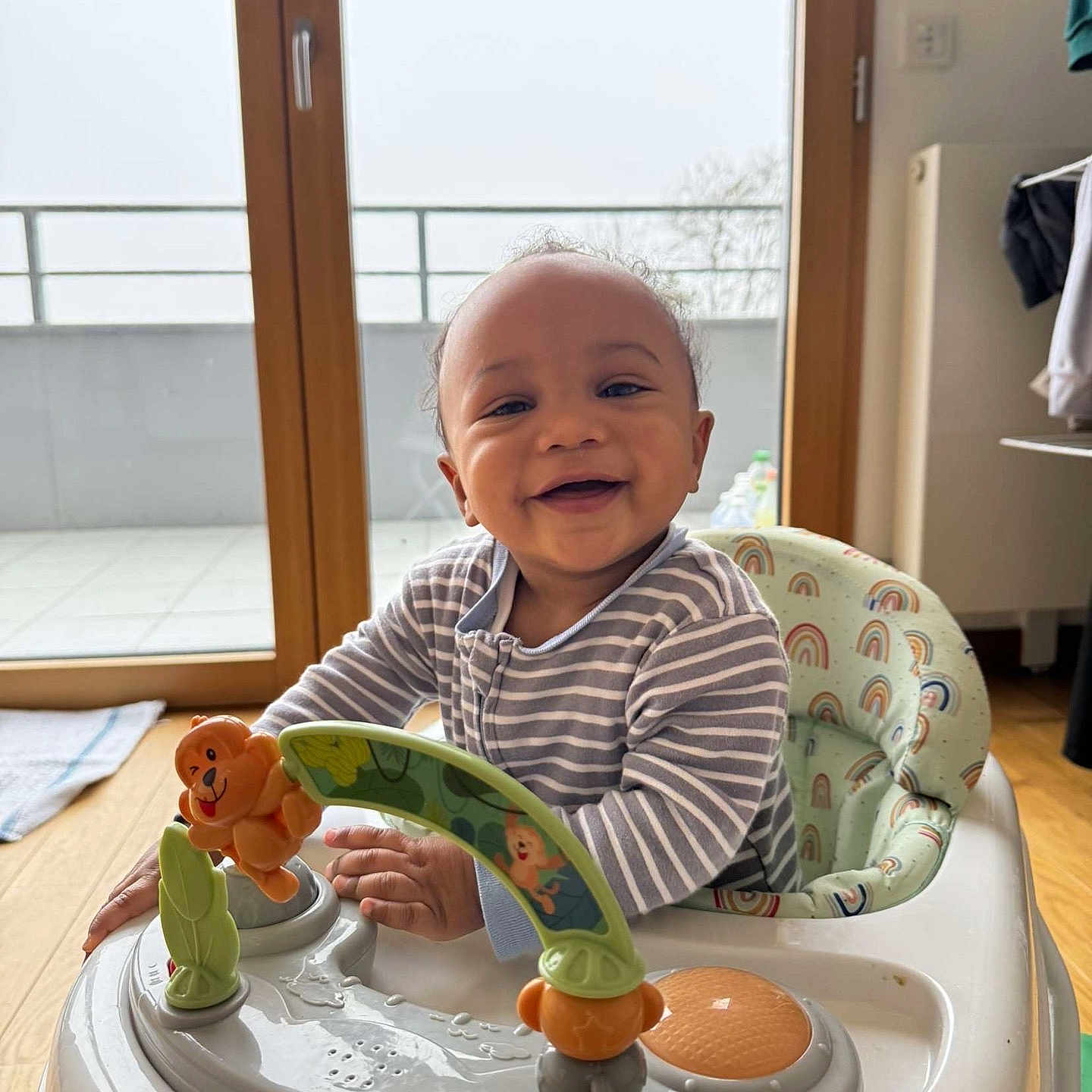 Lyam participe au concours pour gagner de l'argent avec cette photo : baby, babylaughing, birthdaycake, cake, chair, cream, cutlery, dessert, face, food, furniture, happy, head, person, photography, portrait, sitting, smile, table, tabletop