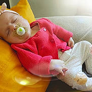 Lénny participe au concours pour gagner de l'argent avec cette photo : baby, child, doll, hand, nose, pink, skin, sleep, stuffed_toy, textile, toddler, toy, yellow