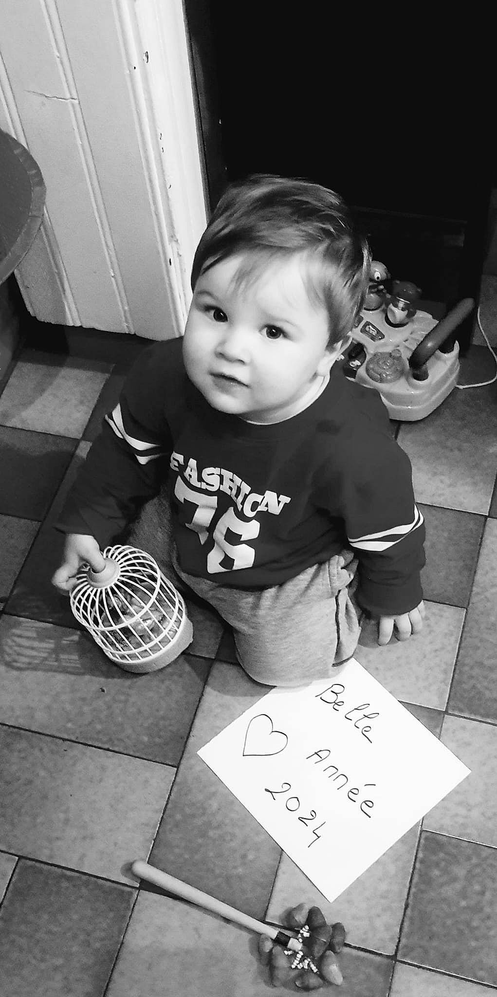 Paolo participe au concours pour gagner de l'argent avec cette photo : black, black_and_white, child, cool, door, flooring, hairstyle, hand, handwriting, happy, monochrome, monochrome_photography, person, photograph, smile, snapshot, standing, style, t_shirt, toddler