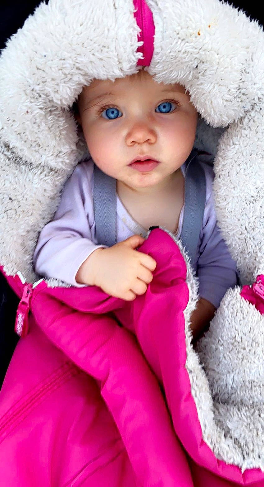 Anna a rejoint le concours — aidez-le/la à gagner de superbes lots ! baby, baby_toddler_clothing, cap, clothing, dress, eye, face, facial_expression, head, headwear, iris, lip, organ, outerwear, person, pink, product, purple, skin, sleeve