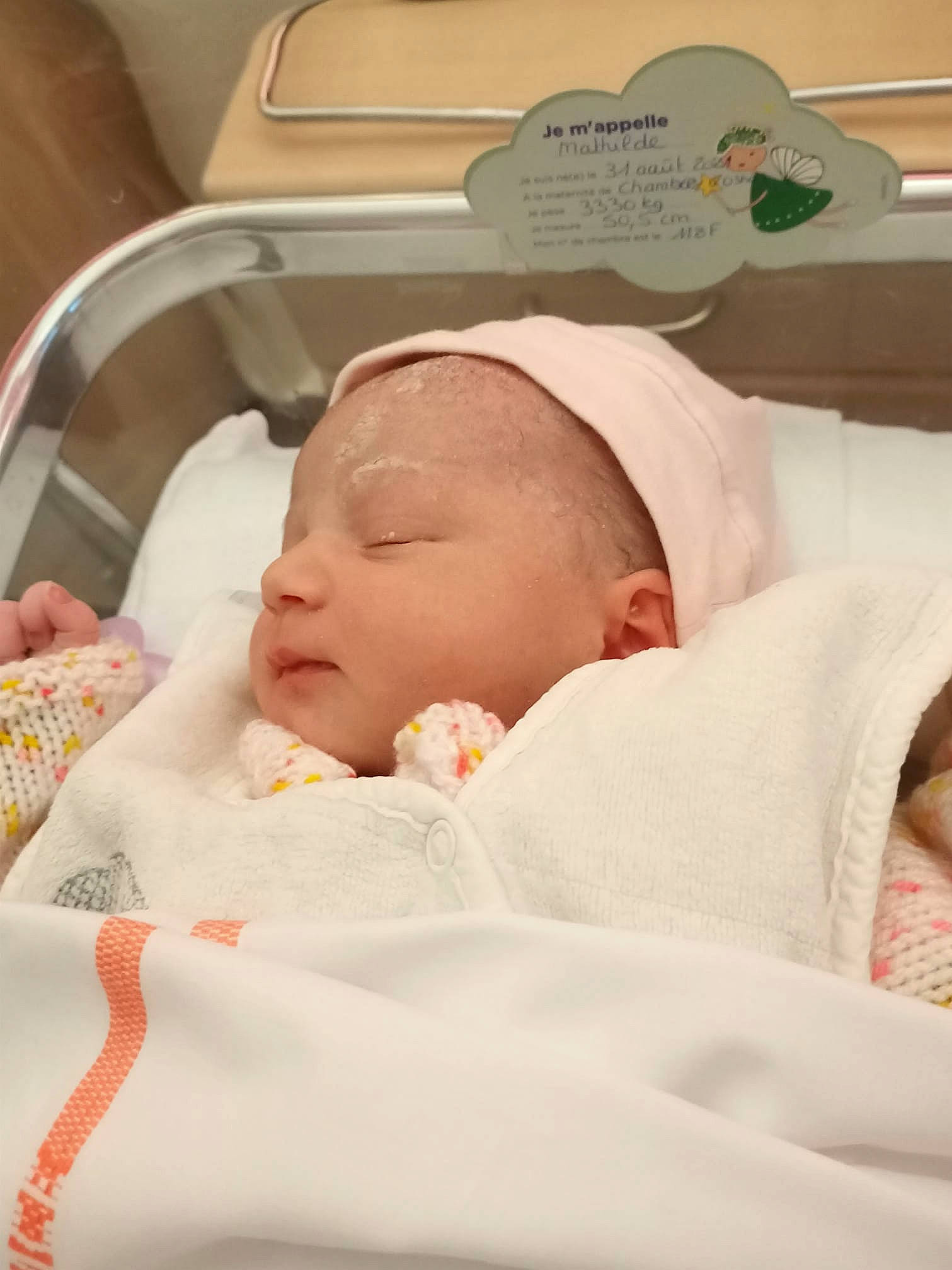 Mathilde a rejoint le concours — aidez-le/la à gagner de superbes lots ! baby, baby_products, baby_safety, baby_sleeping, bedtime, child, childbirth, comfort, event, hospital, linens, medical, medical_equipment, nap, peach, person, room, service, skin, sleep