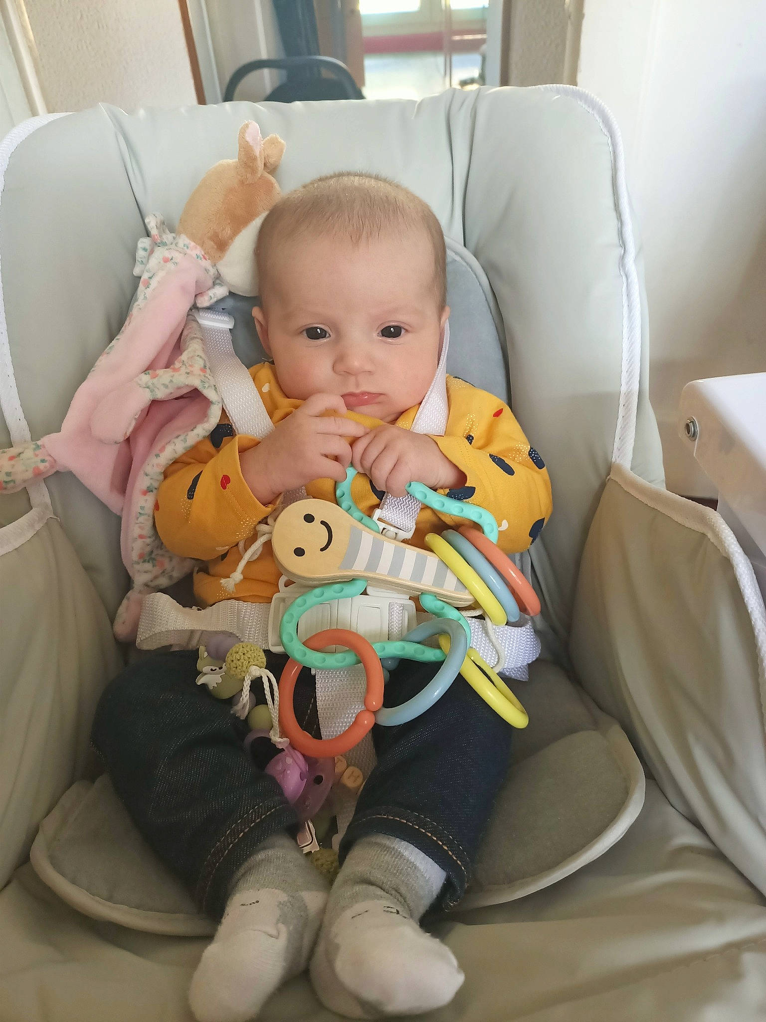 Mathilde participe au concours pour gagner de l'argent avec cette photo : arm, baby, baby_carriage, baby_in_car_seat, baby_products, baby_toddler_clothing, car_seat, cheek, child, comfort, fun, knee, lap, leg, person, seat_belt, sitting, skin, stuffed_toy, thigh