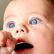 Louis a rejoint le concours — aidez-le/la à gagner de superbes lots ! baby, close_up, blue_eyes, child, face, hand, food, cookie, eating, innocence, curiosity, mouth, skin, fingers, natural_light, portrait, expression, delicate, young_child, snack