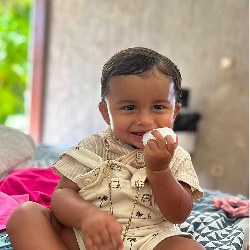 Gypsyanno participe au concours pour gagner de l'argent avec cette photo : background, bed, chain, child, clothing, cute, face, foot, furniture, hand, happy, indoor, overalls, person, playful, shorts, sitting, skin, smiling, toddler