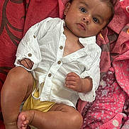 Gypsyanno participe au concours pour gagner de l'argent avec cette photo : baby, barefoot, blanket, child, curly_hair, cute, expression, face, foot, hand, indoors, infant, lying_down, pink_blanket, portrait, red_blanket, relaxed, skin, white_shirt, yellow_shorts
