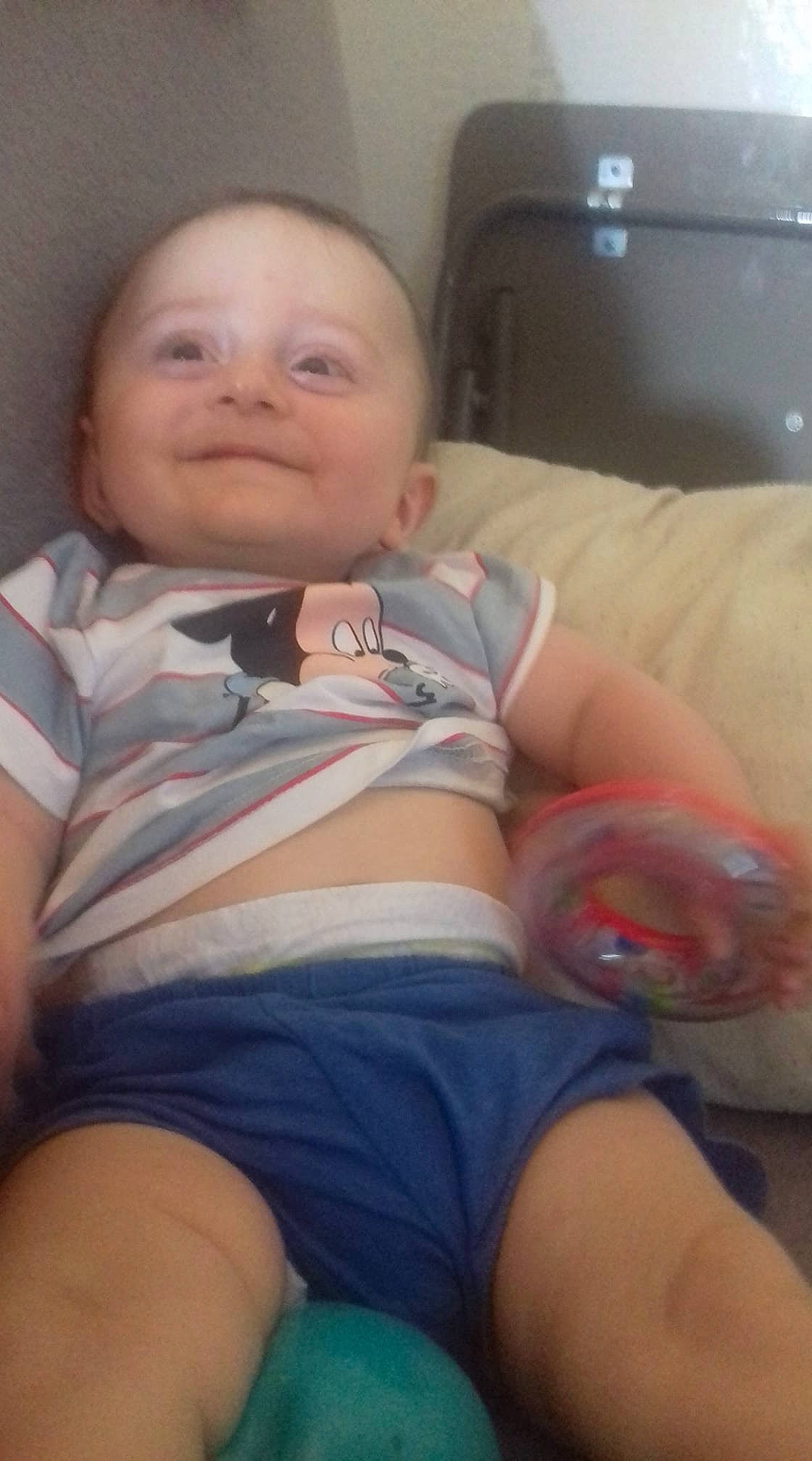 Tyago a rejoint le concours — aidez-le/la à gagner de superbes lots ! arm, baby, baby_toddler_clothing, cheek, comfort, eye, face, finger, head, iris, joint, joy, mouth, muscle, neck, nose, person, skin, smile, stomach