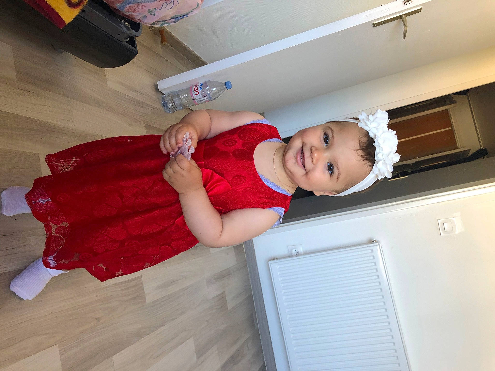 Anaïs participe au concours pour gagner de l'argent avec cette photo : child, fun, joy, leg, person, red, room