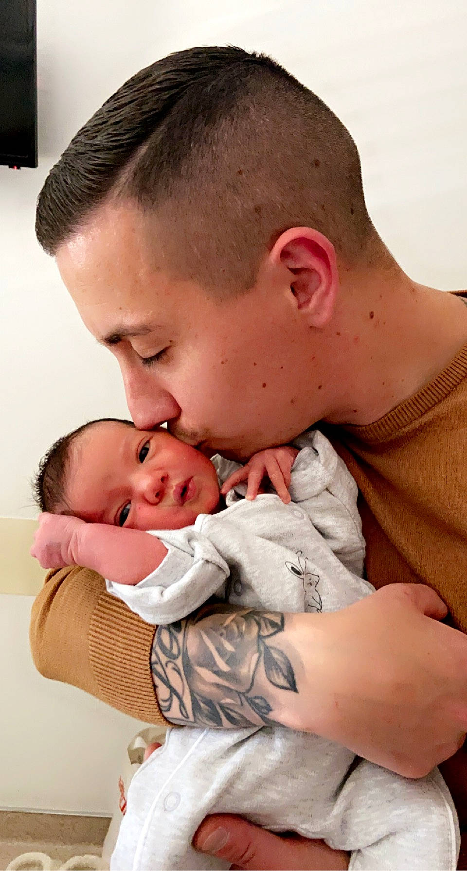 Lizzie a rejoint le concours — aidez-le/la à gagner de superbes lots ! arm, baby, cheek, chin, comfort, ear, gesture, hand, happy, human_body, interaction, joint, mouth, muscle, neck, nose, person, shoulder, skin, sleeve