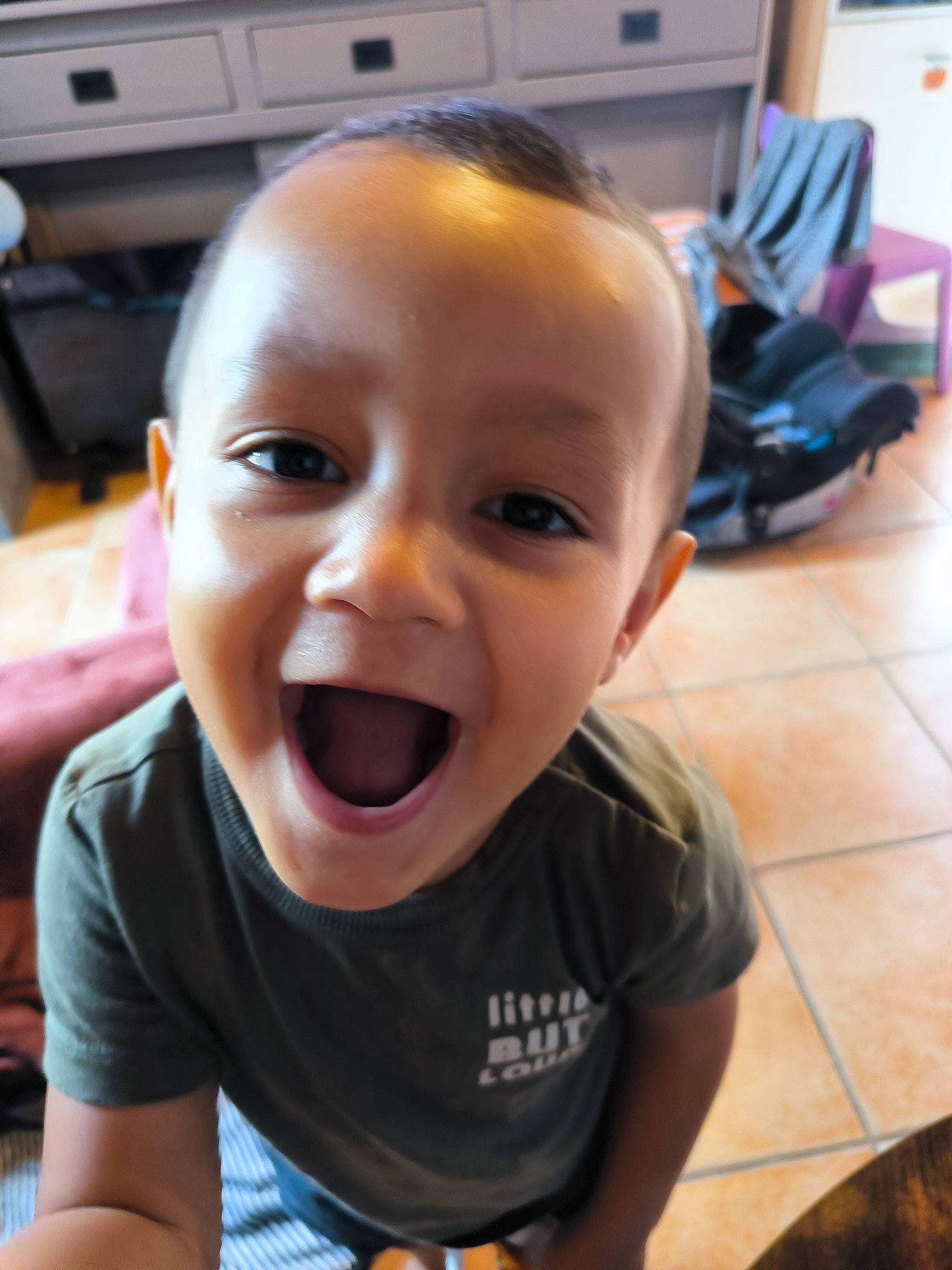 Raphaël participe au concours pour gagner de l'argent avec cette photo : cheek, child, chin, ear, eye, eyelash, fun, happy, iris, jaw, lip, mouth, nose, person, skin, sleeve, smile, thumb, toddler, tongue