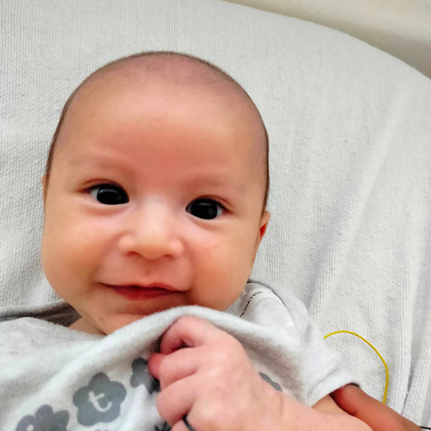 Maryius participe au concours pour gagner de l'argent avec cette photo : baby, blanket, bodypart, couch, cushion, face, finger, furniture, hand, happy, head, homedecor, laughing, newborn, person, photography, portrait, quilt, smile, towel