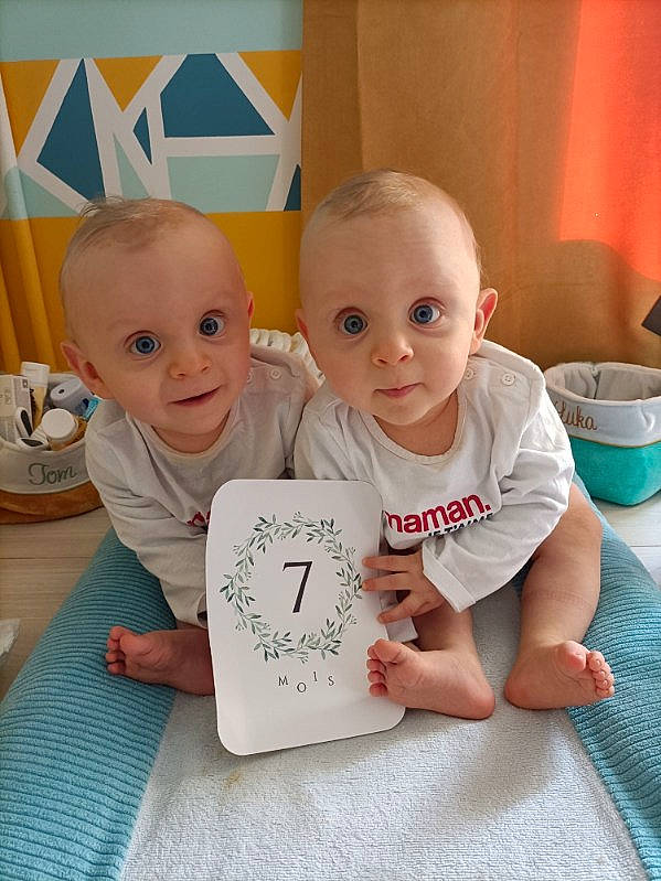 Tom Luka a rejoint le concours — aidez-le/la à gagner de superbes lots ! art, baby, baby_toddler_clothing, cheek, child, eye, facial_expression, fun, hairstyle, happy, head, human, person, product, sitting, skin, sleeve, smile, standing, surprise