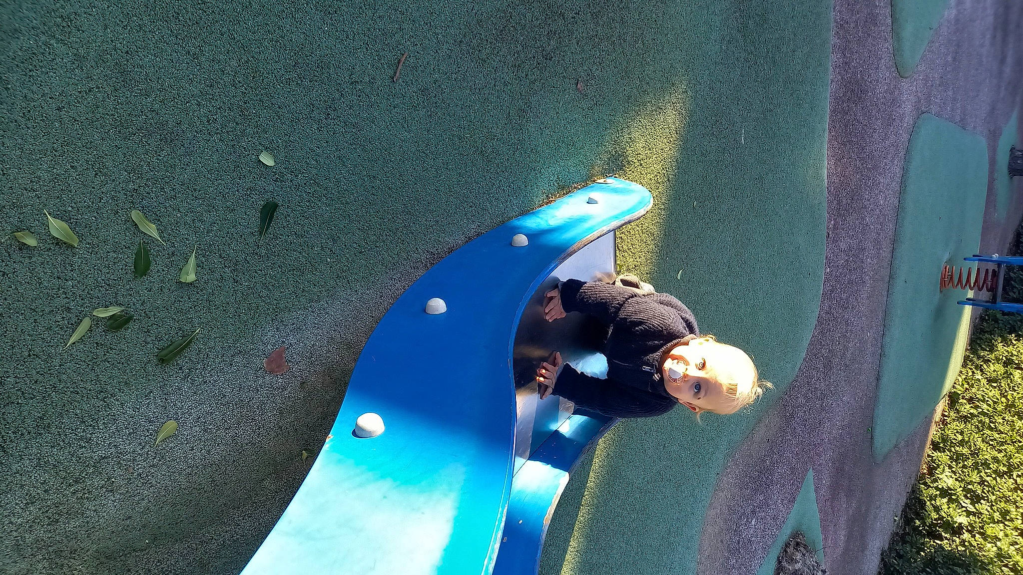 Luciano a rejoint le concours — aidez-le/la à gagner de superbes lots ! adventure, automotive_exterior, azure, chute, elbow, electric_blue, fun, grass, leisure, marine_mammal, outdoor_play_equipment, person, play, playground, playground_slide, recreation, swimming_pool, tree, vehicle_door, water