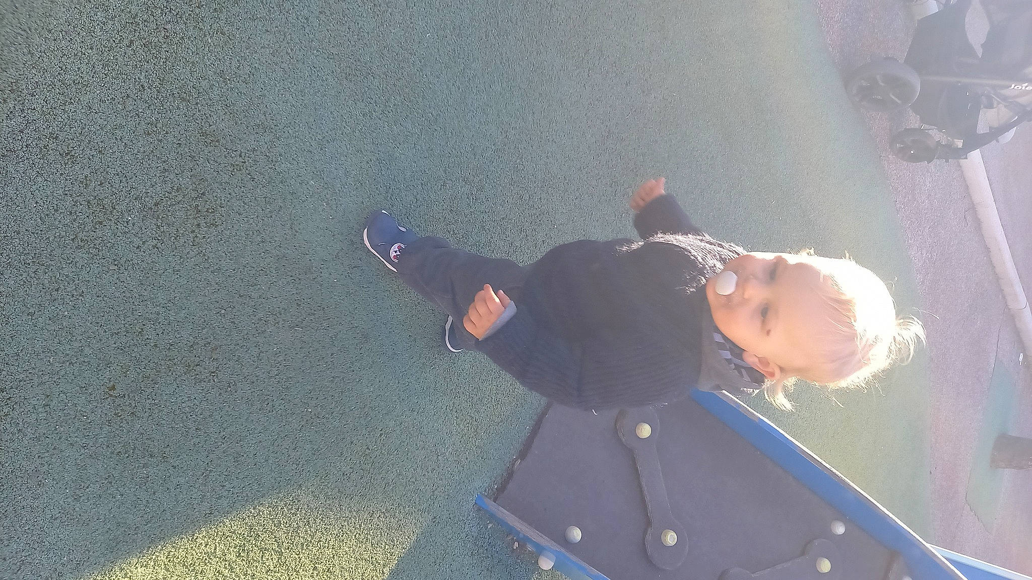 Luciano a rejoint le concours — aidez-le/la à gagner de superbes lots ! adventure, asphalt, concrete, denim, electric_blue, flooring, fun, grass, human_leg, leisure, person, play, recreation, road_surface, shadow, tar, toddler