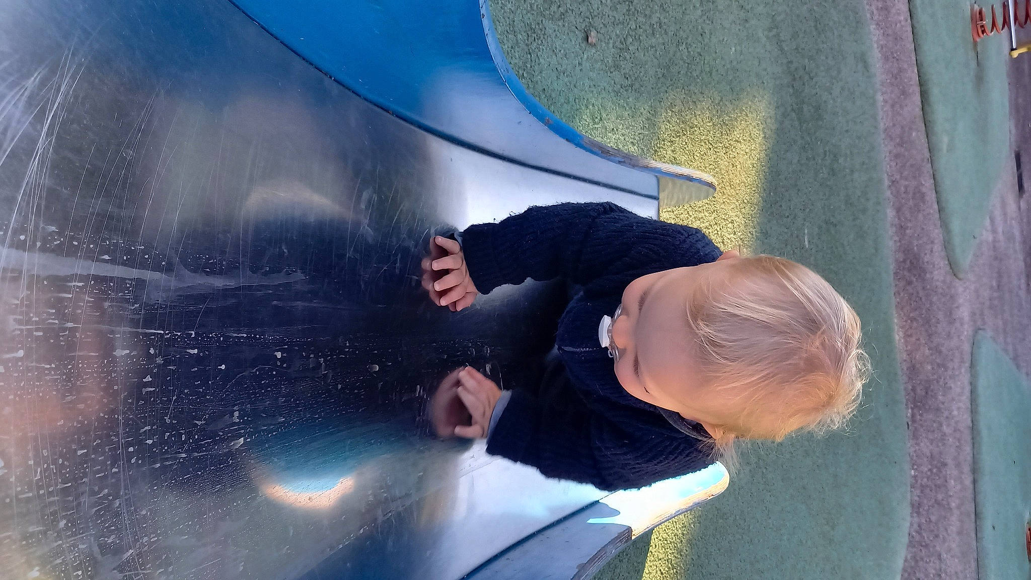 Luciano participe au concours pour gagner de l'argent avec cette photo : automotive_design, automotive_exterior, automotive_lighting, automotive_window_part, baby, bumper, electric_blue, fun, glass, hood, leisure, luxury_vehicle, recreation, reflection, tints_and_shades, toddler, vehicle_door, windscreen_wiper, windshield, world