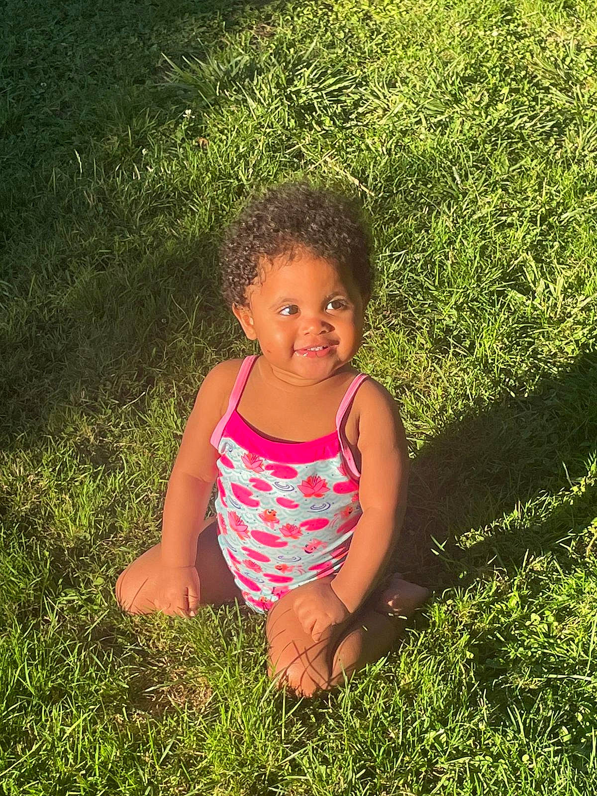 Sunnah participe au concours pour gagner de l'argent avec cette photo : baby, baby_laughing, baby_toddler_clothing, child, clothing, facial_expression, fun, grass, grass_family, grassland, happy, lawn, leaf, meadow, people_in_nature, person, plant, smile, tints_and_shades, toddler