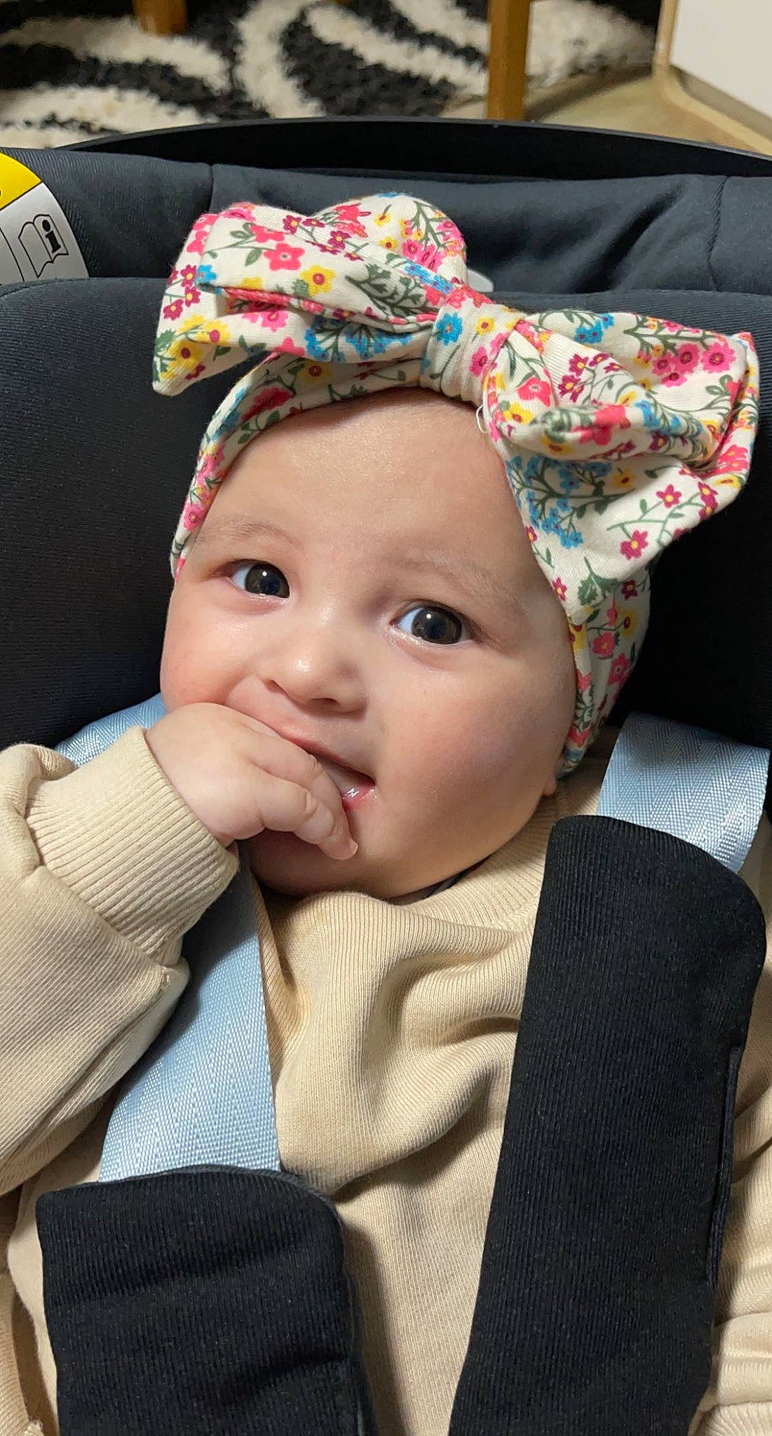 Alina a rejoint le concours — aidez-le/la à gagner de superbes lots ! baby, baby_toddler_clothing, cap, cheek, child, costume_hat, eye, eyelash, fashion_accessory, happy, hat, headwear, helmet, knit_cap, lip, outerwear, person, skin, sun_hat, toddler