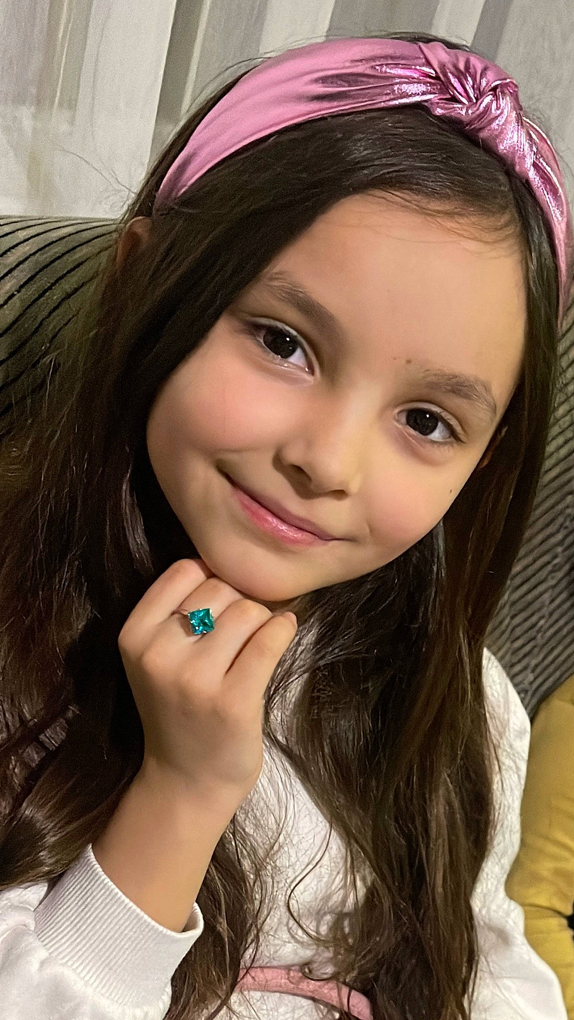 Uresa a rejoint le concours — aidez-le/la à gagner de superbes lots ! bangs, black_hair, cheek, chin, cool, eye, eyebrow, eyelash, face, flash_photography, gesture, happy, iris, joy, layered_hair, lip, mouth, neck, person, pink