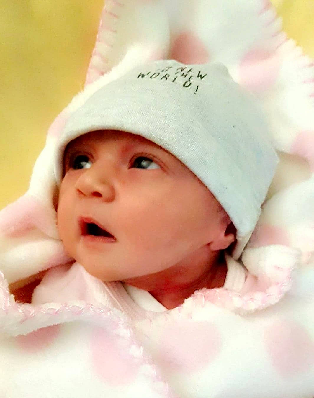 Anais participe au concours pour gagner de l'argent avec cette photo : baby, bonnet, cheek, child, headgear, headwear, person, pink, portrait_photography, skin, smile, toddler