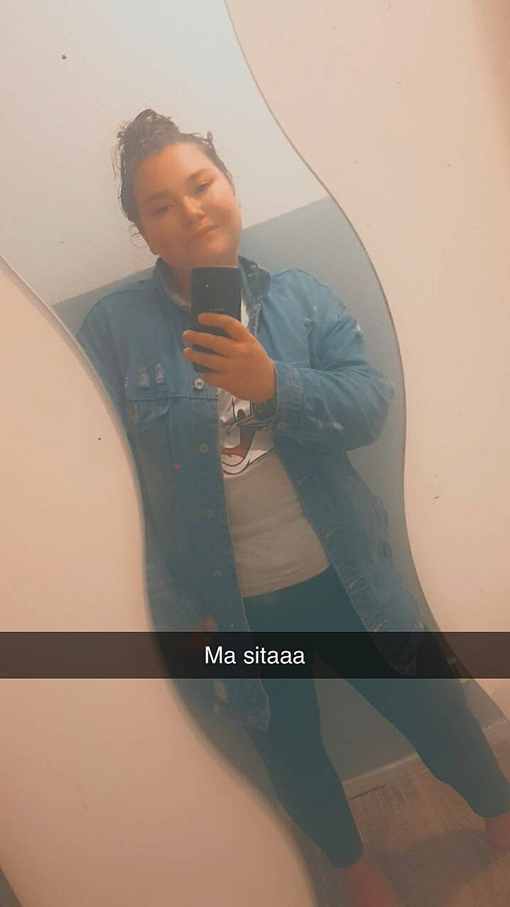 Julie participe au concours pour gagner de l'argent avec cette photo : audio_equipment, blazer, denim, elbow, eyewear, facial_hair, finger, formal_wear, fun, gesture, mirror, neck, outerwear, person, reflection, room, selfie, sleeve, sportswear, t_shirt