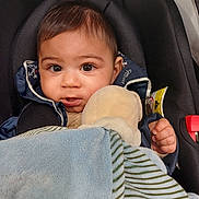Ayden a rejoint le concours — aidez-le/la à gagner de superbes lots ! baby, blanket, car_seat, child, closeup, clothing, comfort, cushion, cute, face, hand, indoor, infant, jacket, plush_toy, portrait, seatbelt, soft_toy, warm, young_child