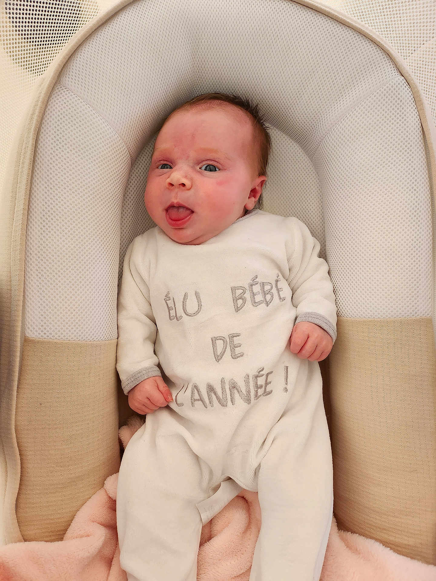 Lina a rejoint le concours — aidez-le/la à gagner de superbes lots ! baby, infant, onesie, baby_lounger, blanket, cushion, face, expression, tongue_out, clothing, soft_texture, indoor, child, newborn, person, sleepwear, cute, resting, comfort, portrait