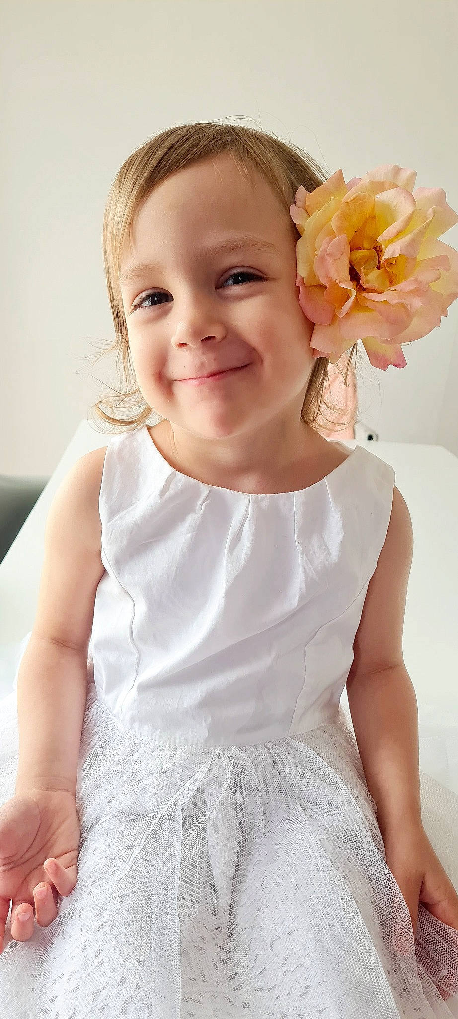 Amélia a rejoint le concours — aidez-le/la à gagner de superbes lots ! beauty, bridal_accessory, bridal_clothing, dress, embellishment, flash_photography, flower, formal_wear, gesture, hair_accessory, happy, headgear, headpiece, joy, neck, person, petal, pink, sleeve, smile