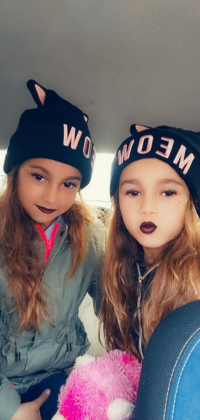 Yamina participe au concours pour gagner de l'argent avec cette photo : beauty, cap, child, clothing, cool, costume_hat, event, facial_expression, friendship, fun, hairstyle, happy, headgear, headwear, joy, knit_cap, lip, outerwear, person, selfie