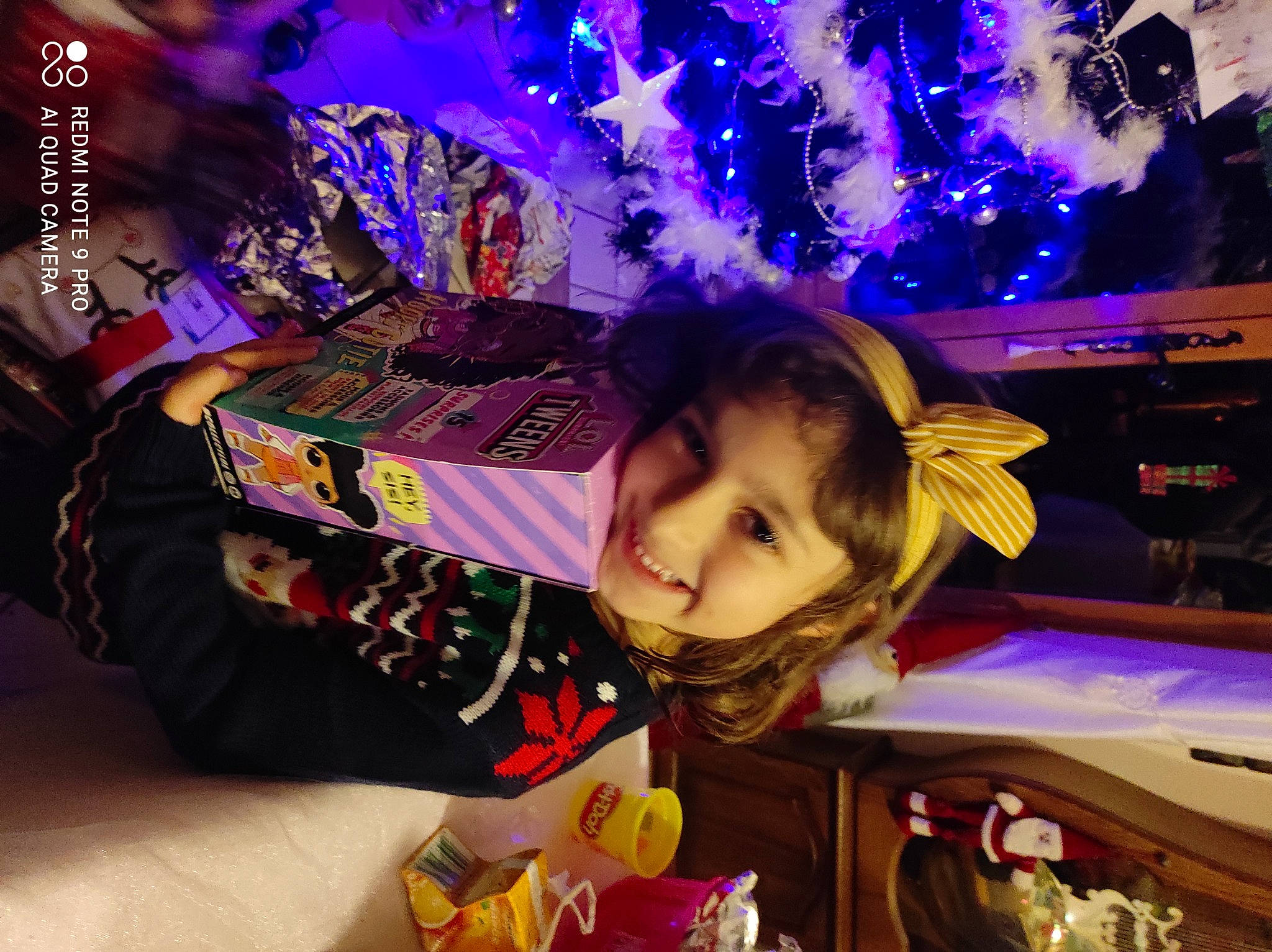 Yamina participe au concours pour gagner de l'argent avec cette photo : christmas, christmas_decoration, electric_blue, entertainment, event, fun, games, happy, holiday, joy, leisure, light, lighting, magenta, night, person, purple, recreation, snapshot, space