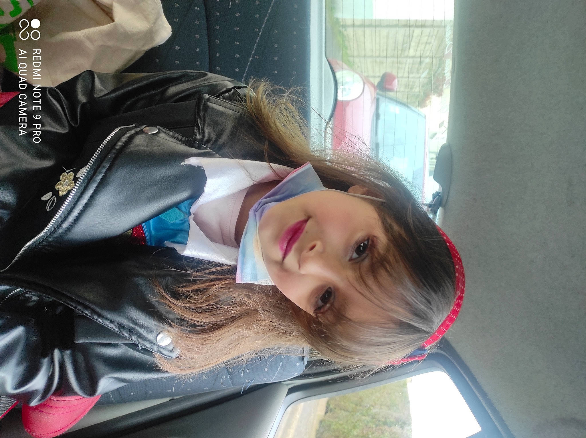 Yamina a rejoint le concours — aidez-le/la à gagner de superbes lots ! auto_part, automotive_design, automotive_exterior, black_hair, car, comfort, family_car, fun, joy, luxury_vehicle, person, smile, street_fashion, toddler, tree, vacation, vehicle, vehicle_door, window